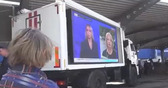 Russland verbreitet mithilfe von Lastwagen mit montierten Bildschirmen russische Propaganda.