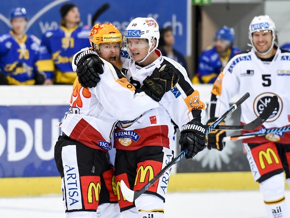 Die Luganesi Linus Klasen, Patrik Zackrisson und Ryan Wilson, von links, jubeln nach dem Treffer durch Klasen zum 1-3, beim Eishockey-Qualifikationsspiel der National League A zwischen dem HC Davos un ...