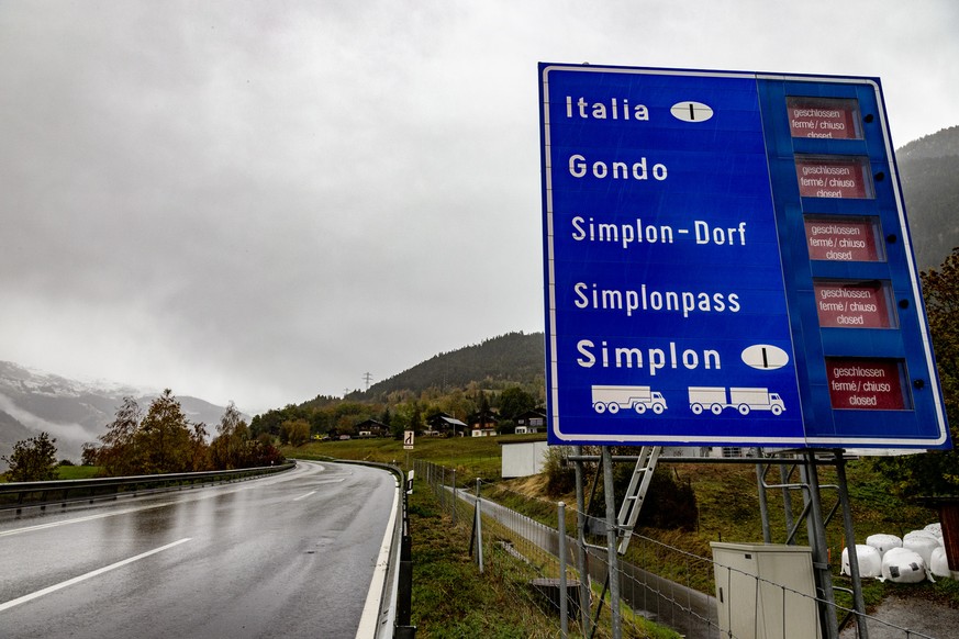 Un panneau de signalisation indique la fermeture de l&#039;axe du col du Simplon ce lundi 29 octobre 2018 a Brigue dans le Haut-Valais. En Valais, la route en direction du Simplon est fermee depuis lu ...