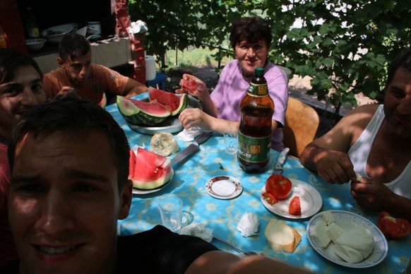 Einladungen zum Essen oder Schlafen sind keine Seltenheit, wie hier bei der Familie Serban in Rumänien.