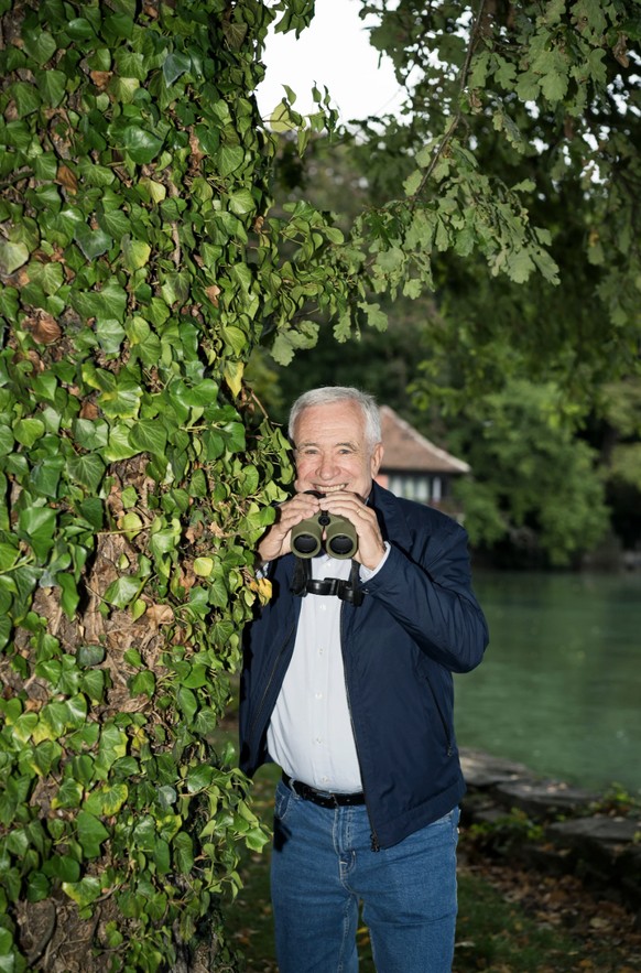 Heute ist Hanspeter Latour ein leidenschaftlicher Beobachter der Natur, weshalb der Feldstecher stets dabei ist.