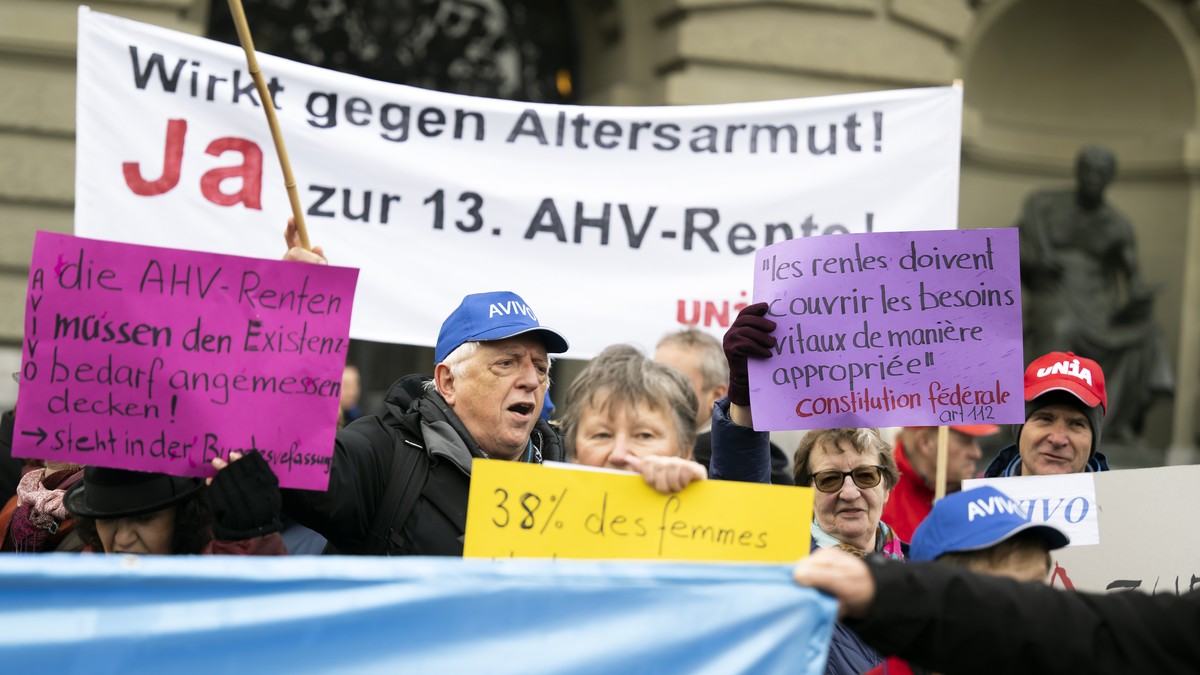 Teilnehmer protestieren und fordern die dringende Einfuehrung einer 13. AHV-Rente, an ein Aktion von AVIVO, am Mittwoch, 14. Dezember 2022 auf dem Bundesplatz, in Bern. Heute der Nationalrat debattier ...
