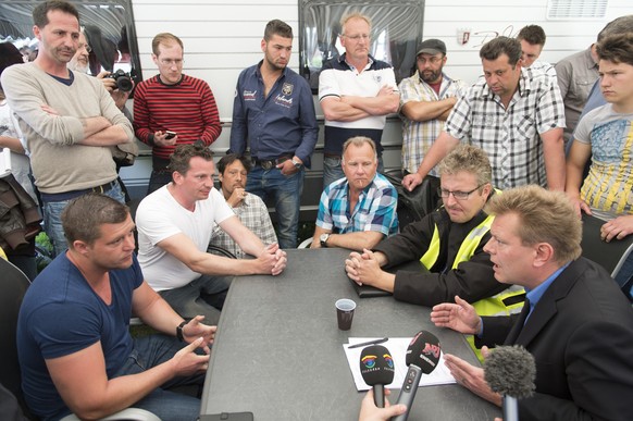 Verhandlungen:&nbsp;Polizeidirektor Reto Nause, (vorne rechts) im Gespräch mit Mike Gerzner, Präsident Bewegung der Schweizer Reisenden.