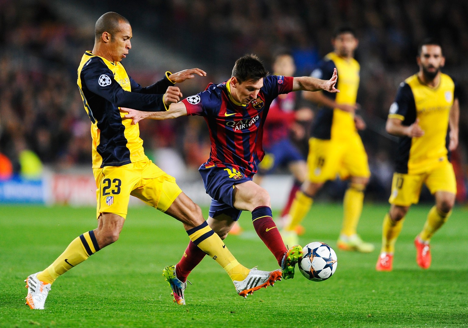 Barça-Ikone Lionel Messi im Zweikampf mit Atleticos Miranda.