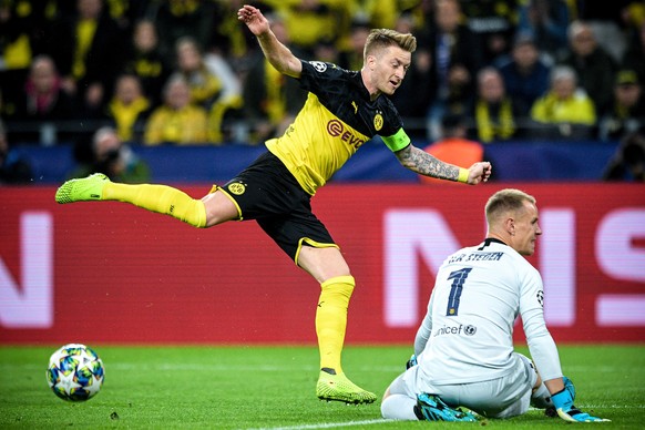 epa07849329 Dortmund&#039;s Marco Reus in action against Barcelona&#039;s goalkeeper Marc-Andre ter Stegen (R) during the UEFA Champions League group F soccer match between Borussia Dortmund and FC Ba ...