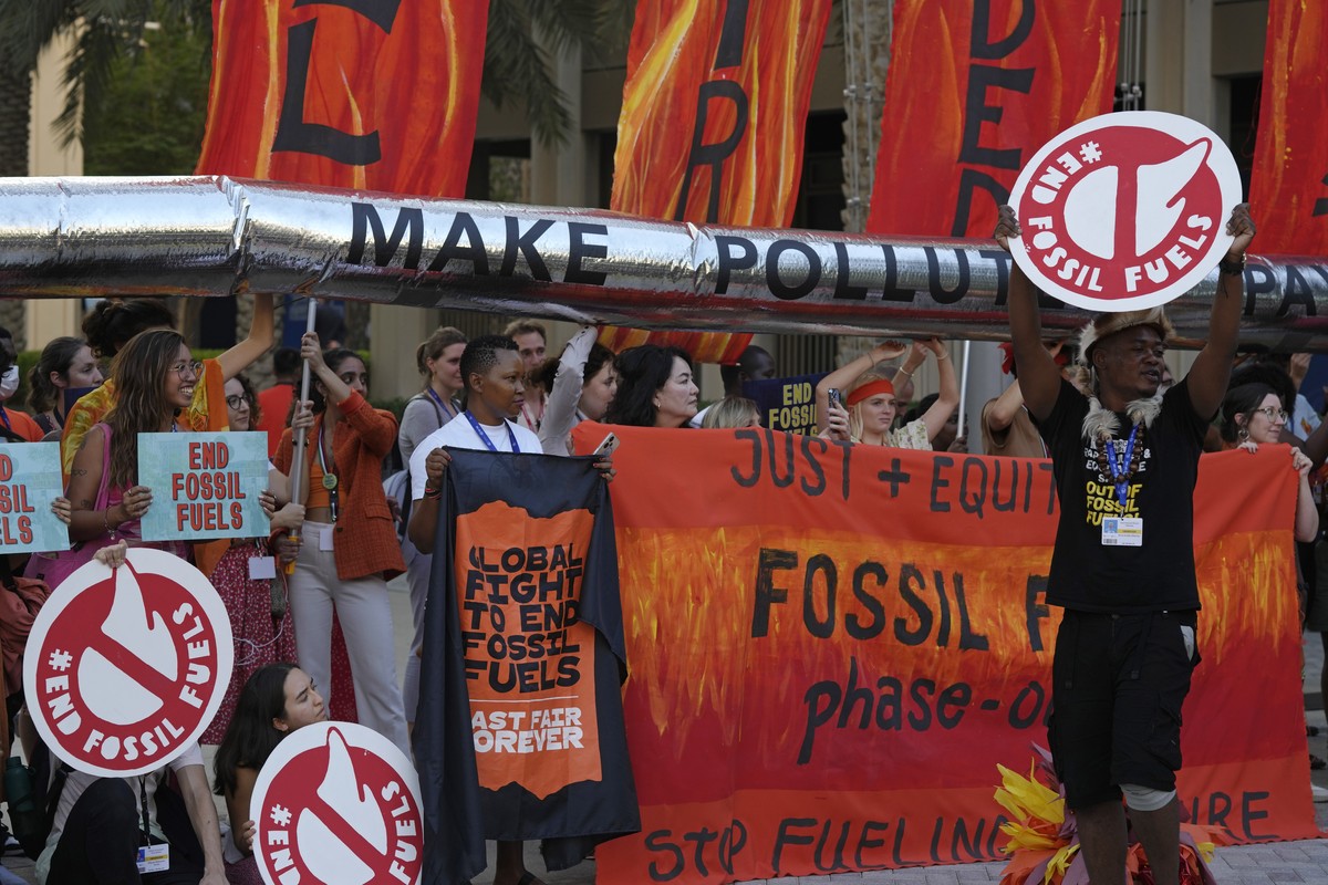 Des militants, dont Mitzi Jonelle Tan, des Philippines, à gauche, protestent contre les combustibles fossiles lors du sommet climatique de l'ONU COP28, mardi 5 décembre 2023, à Dubaï, aux Emirats arab ...