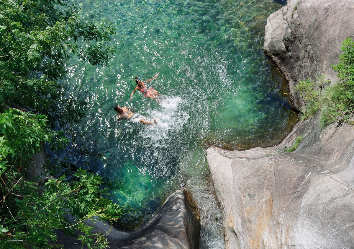Wasser spielt im Tessin eine grosse Rolle. Zwei Seen mit mehr als 160 km langer Kueste, berauschende Wasserfaelle und idyllische Bergseen praegen das Landschaftsbild der italienischen Schweiz und gebe ...