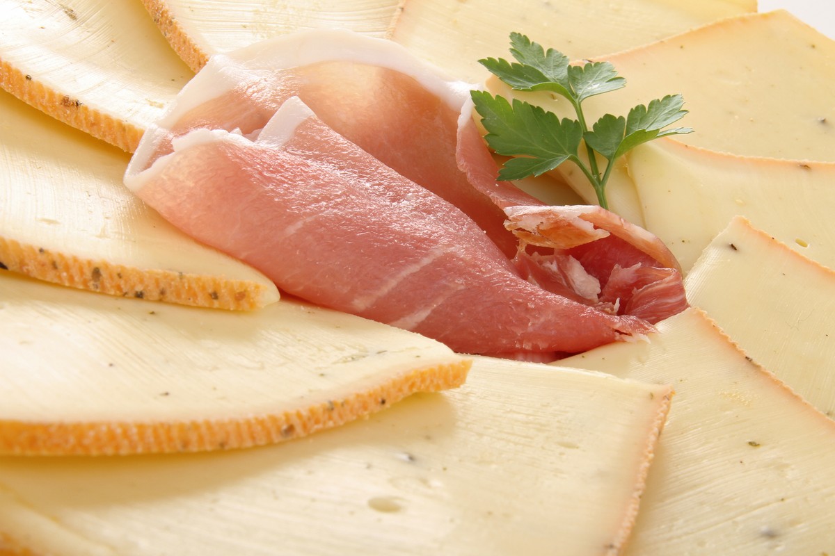 Passt wie die Faust aufs Auge: Schinken und Raclette.
