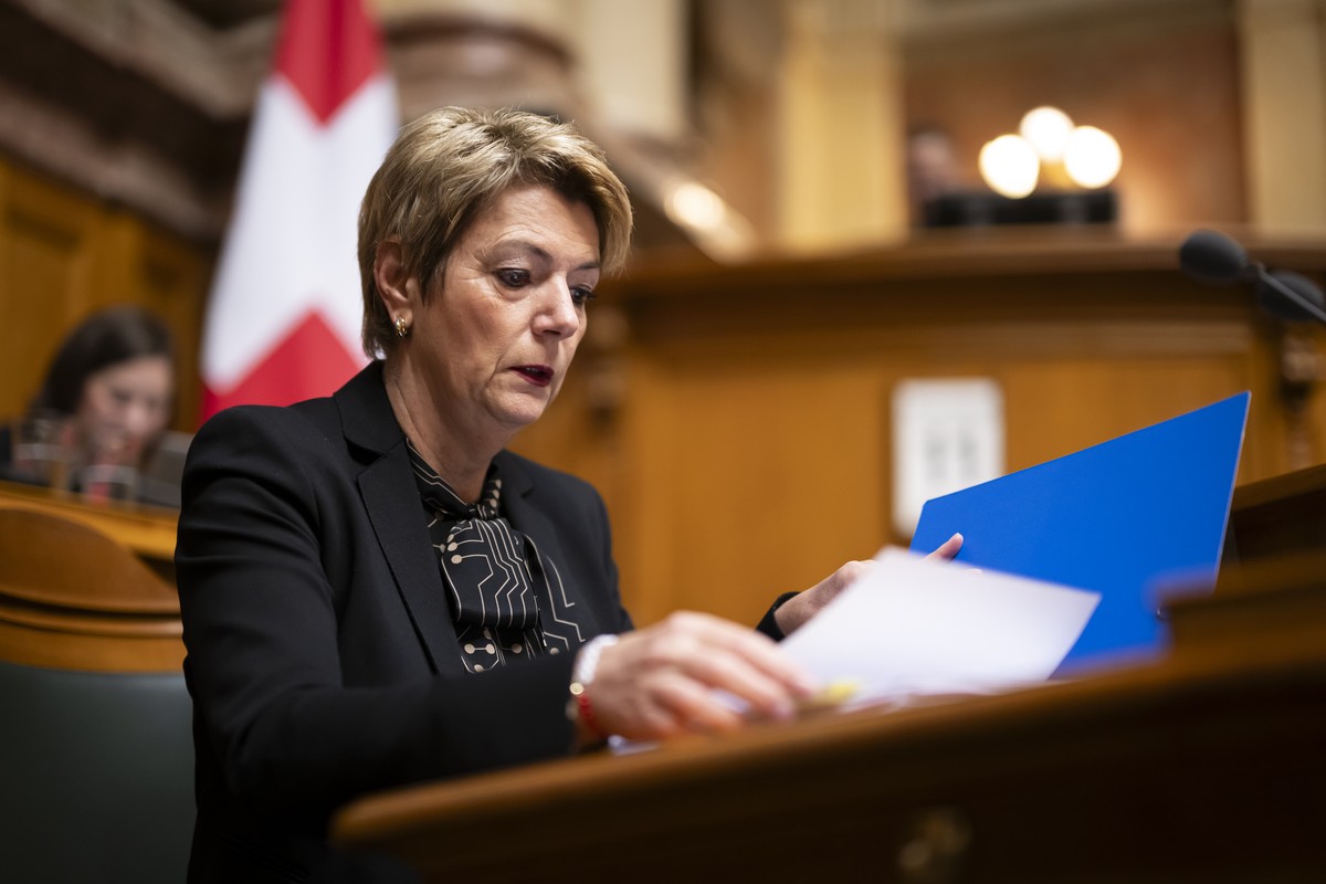 Bundesraetin Karin Keller-Sutter liest Dokumente waehrend der Wintersession der Eidgenoessischen Raete, am Mittwoch, 11. Dezember 2024 im Nationalrat in Bern. (KEYSTONE/Anthony Anex)