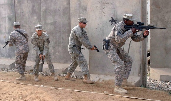 US-Soldaten bei einer Trainings-Mission mit irakischen Soldaten. Mehr Ausbilder sollen folgen.