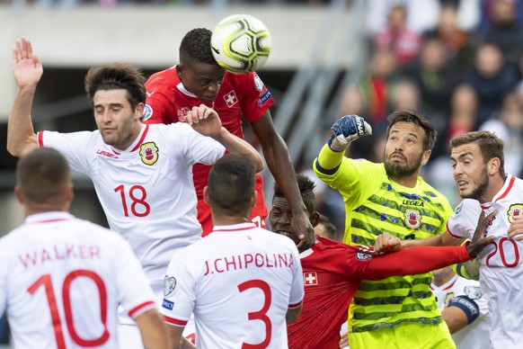 epa07828113 Switzerland&#039;s Denis Zakaria (C-L) scores the 1-0 lead against Gibraltar&#039;s goalkeeper Kyle Goldwin (2-R) during the UEFA EURO 2020 qualifying group D soccer match between Switzerl ...