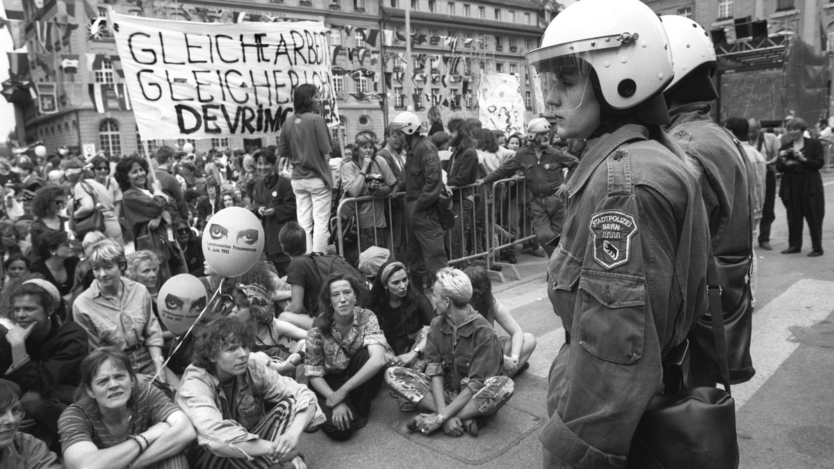 ZUM 25. JAHRESTAG DES FRAUENSTREIKTAGES AM DIENSTAG, 14. JUNI 2016, STELLEN WIR IHNEN FOLGENDES ARCHIVMATERIAL ZUR VERFUEGUNG - Hunderte von Frauen demonstrieren in Bern auf dem Bundesplatz anlaesslic ...
