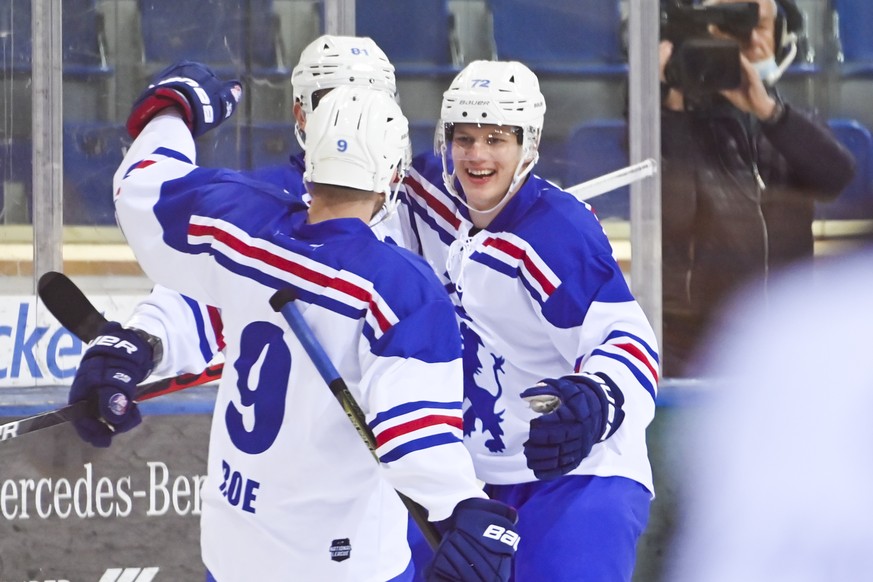 Zuerichs Teemu Rautiainen, rechts, nach seinem 2-3, beim Eishockey-Qualifikationsspiel der National Leaguezum 100-jaehrigen Jubilaeum des HCD zwischen dem HC Davos und den ZSC Lions, am Donnerstag, 1. ...