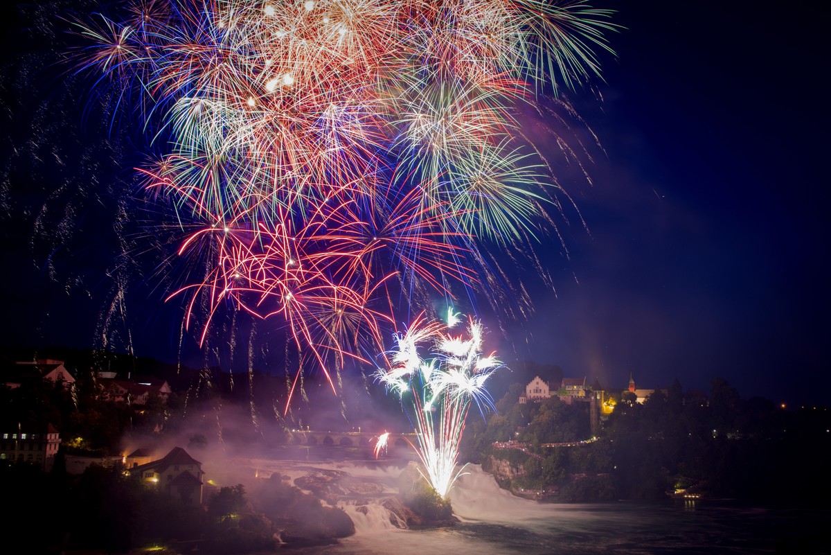 Blick auf das Feuerwerk "Fire on the rocks" am Himmel ueber dem Rheinfall, anlaesslich des Nationalfeiertags, am Dienstag, 31. Juli 2018, in Neuhausen am Rheinfall. (KEYSTONE/Melanie Duchene ...