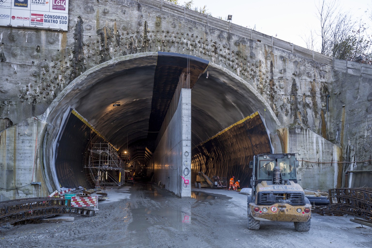 Tunnelausgang bei Bellinzona: der Ceneri-Basistunnel kann nun voraussichtlich doch 2019 in Betrieb genommen werden