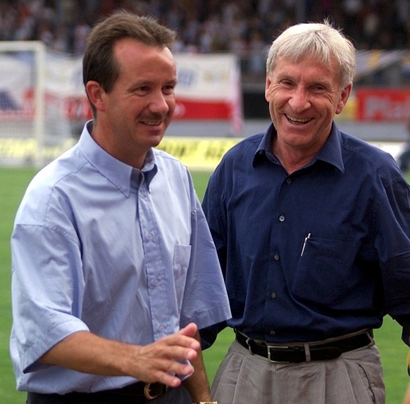 FCZ-Coach Georges Bregy, links, und Sportchef Erich Vogel freuen sich am Samstag, 28. Juli 2001, nach dem 2-0-Heimsieg ihrer Mannschaft gegen den FC Basel. (KEYSTONE/Michele Limina) ===ELECTRONIC IMAG ...