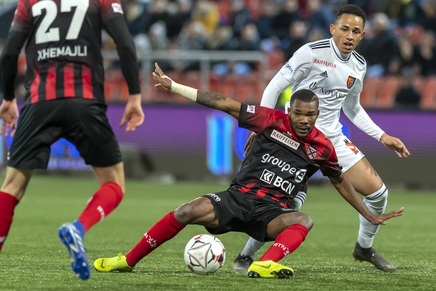 Le joueur balois Noah Okafor, droite, lutte pour le ballon avec le joueur neuchatelois Geoffroy Serey Die, gauche, lors de la rencontre de football de Super League entre Neuchatel Xamax FCS et FC Base ...