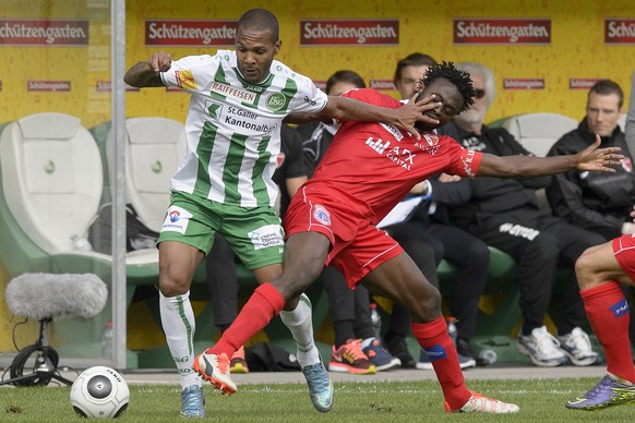 Everton Luiz von FC St. Gallen, links, und Moussa Konate von FC Sion, rechts, kaempfen um den Ball beim Fussballspiel der Super League zwischen dem FC St. Gallen und dem FC Sion in der AFG Arena in St ...