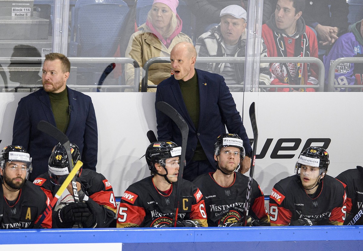 Trainer Toni SOEDERHOLM S�derholmGER mit Assistenztrainer Pekka KANGASALUSTA l. GER, Gestik, Geste, Deutschland GER - Daenemark DEN 3:2 OT , am 10.11.2021. Eishockey Deutschland Cup vom 10.11. - 13.11 ...