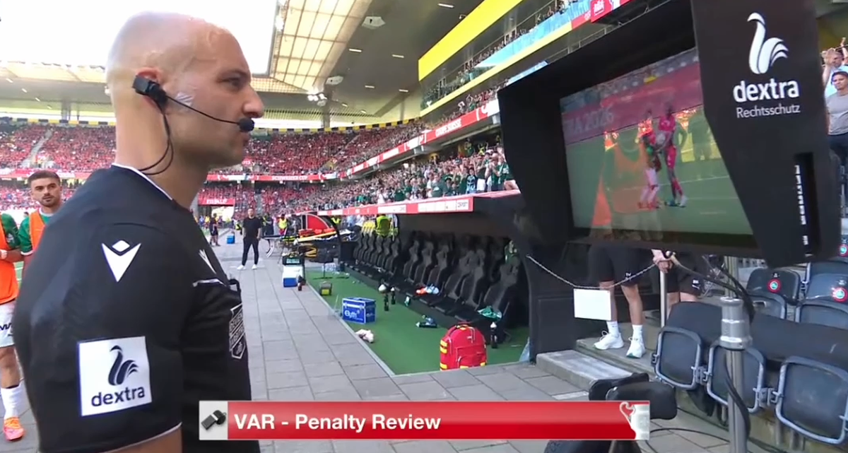 Luca Cibelli en train de regarder l'écran VAR lors de la finale de Coupe de Suisse entre le SLO et Saint-Gall, dimanche à Berne.