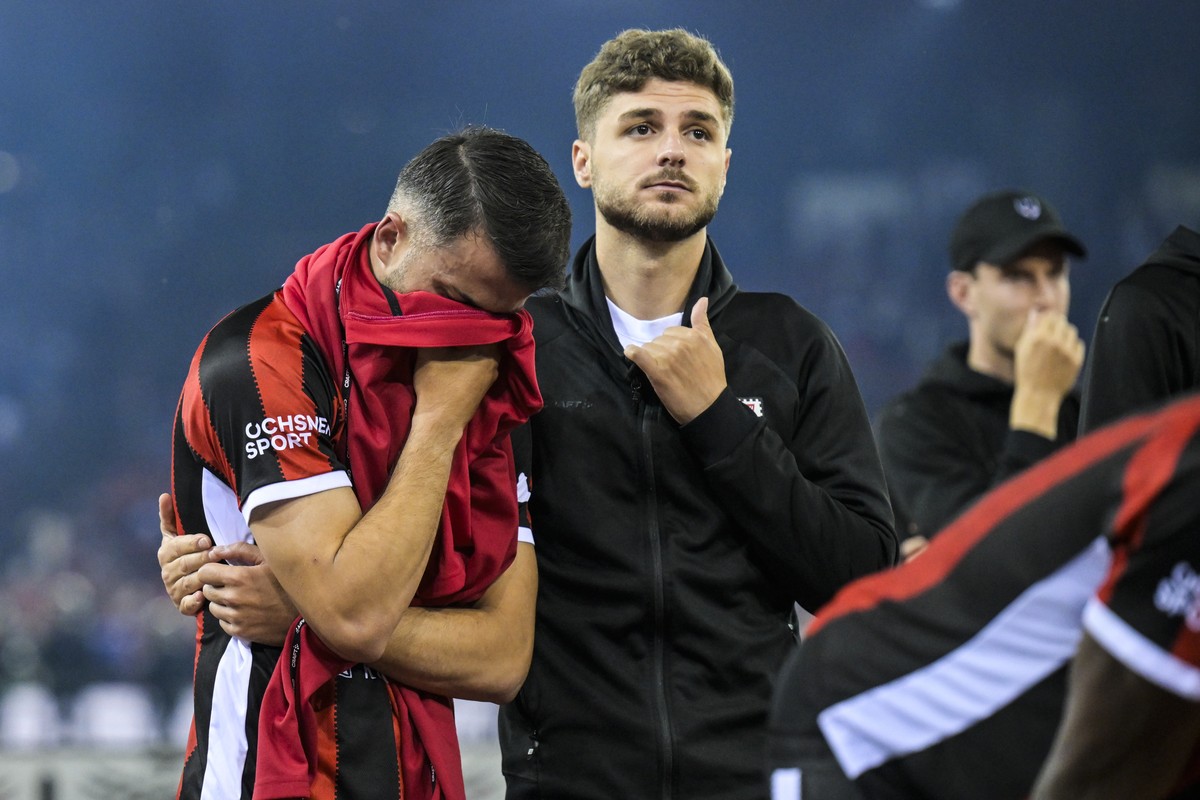 Valon Fazliu (FCA), links, reagiert nach dem Super League/Challenge League Barrage Rueckspiel zwischen dem Grasshopper Club Zuerich und dem FC Aarau, am Donnerstag, 21. Mai 2026 in im Stadion Letzigru ...