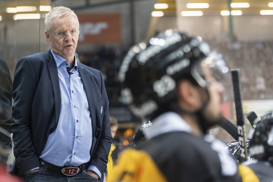 Head Coach Kari Jalonen beobachtet seine Spieler beim Eishockey Meisterschaftsspiel der National League zwischen dem SC Bern und den SC Rapperswil-Jona Lakers, am Freitag, 13. September 2019 in der Po ...