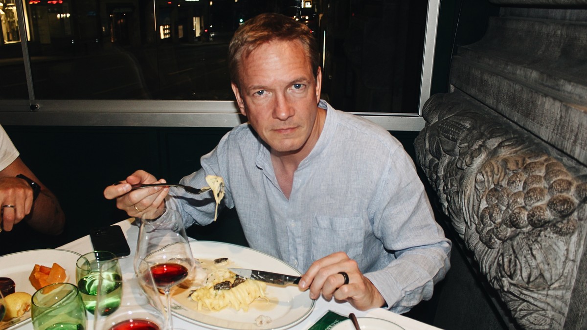 Avant la première de son Spectacle de droite à Lausanne, on a cuisiné Vincent Kucholl autour d’une bouffe... de droite.