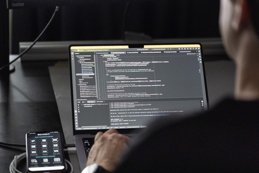 Tobi, ein Ingenieur bei Scandit, entwickelt Codes fuer eine Scandit-App, die mithilfe kuenstlicher Intelligenz Barcodes ueber die Kamera eines Smartphones erkennt, liest und interpretiert, fotografier ...