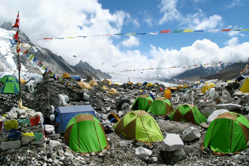 Zelte im Basislager beim Khumbu-Eisbruch unter dem Mount Everest