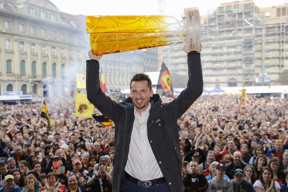 ARCHIVBILD ZUM NEUEN LEITER SPORTSTRATEGIE BEIM SC BERN --- SCB Trainer Lars Leuenberger haelt den Meisterpokal hoch, bei der Meisterfeier des SCB am Samstag, 16. April 2016 auf dem Bundesplatz in Ber ...