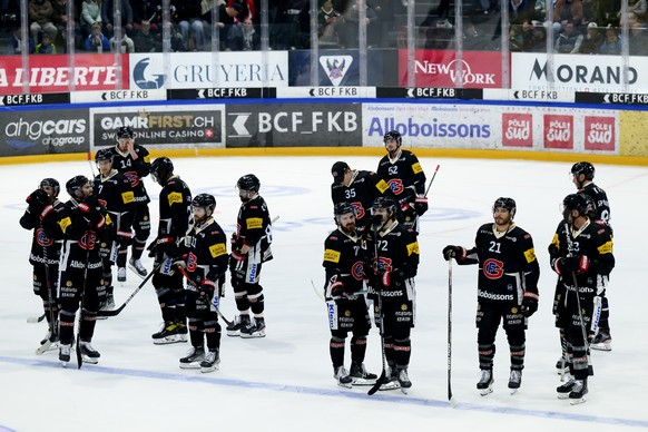 HC Fribourg-Gotteron Spieler reagieren nach der Niederlage (1-2), beim Eishockey Meisterschaftsspiel der National League A zwischen den HC Fribourg Gotteron und dem HC Ambri-Piotta, am Samstag, 12. Ma ...