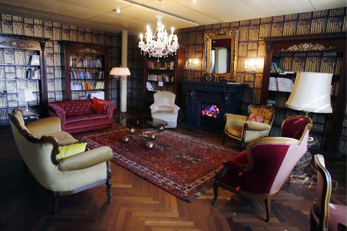 A coffee room styled as english library, is shown on the official opening day of the new Google Engeneering center in Zurich, Switzerland, Thursday, March 6, 2008. (KEYSTONE/Walter Bieri)

Cafe im neu ...