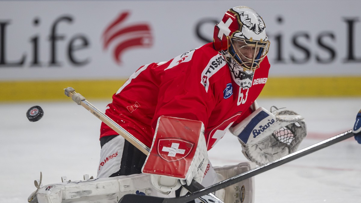 Czechia's Michael Spacek, right, scores the goal to make it 1:2 against Switzerland's goalkeeper Leonardo Genoni, left, during the Euro Hockey Tour game between Switzerland and Czechia, at t ...