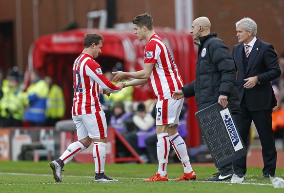 Marco van Ginkel ersetzt Xherdan Shaqiri, den Mann des Spiels.