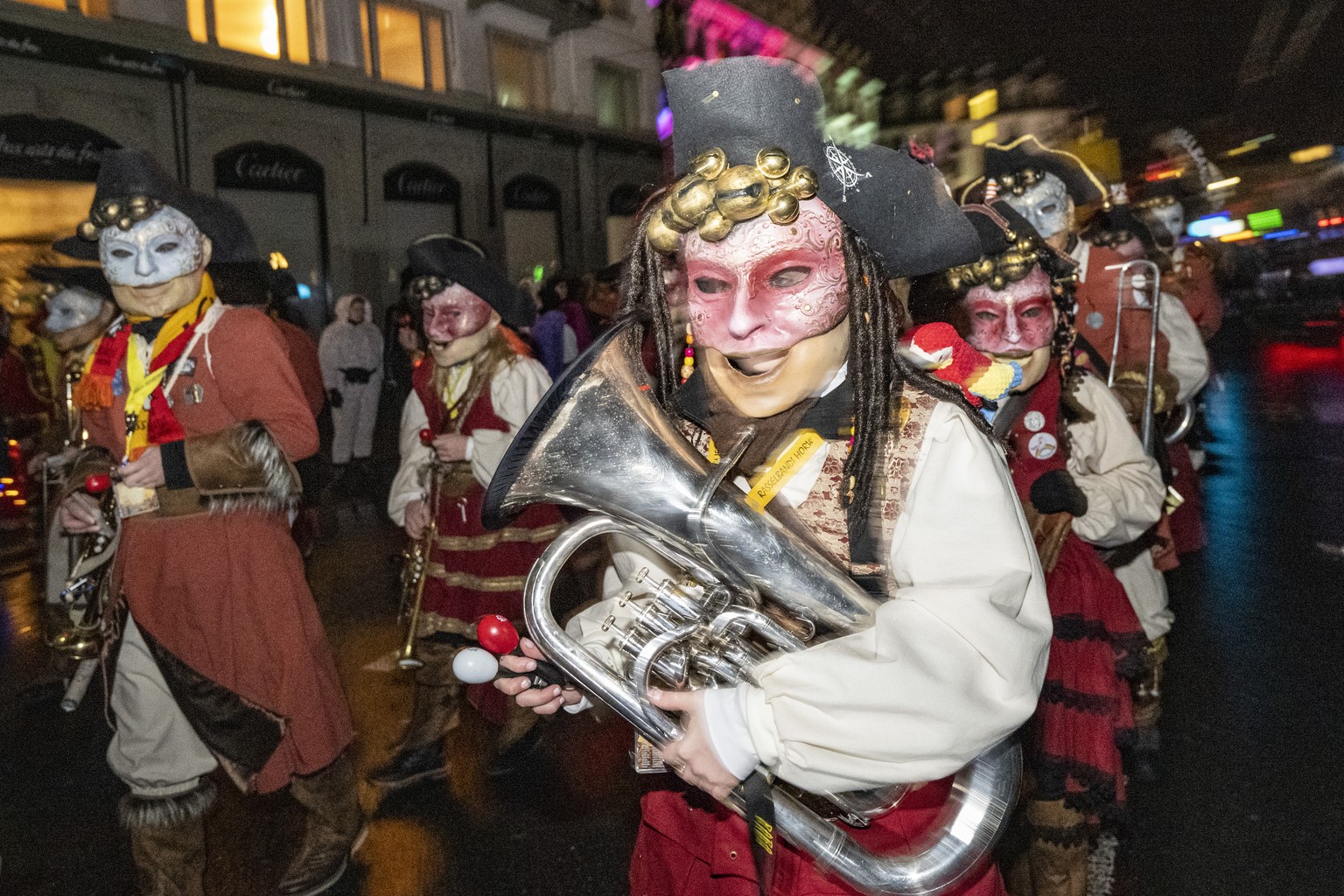Eine Guggenmusik an der Fritschi-Tagwache der Luzerner Fasnacht am Schmutzigen Donnerstag, 8. Februar 2024 in Luzern. Die Luzerner Fasnacht dauert vom Donnerstag 8. Februar bis Dienstag 13. Februar 20 ...