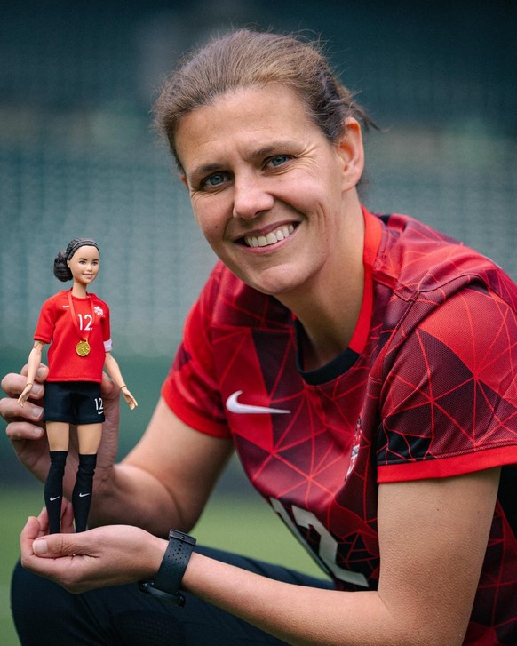 Christine Sinclair mit ihrer Barbie-Puppe zum 65. Jubiläum.