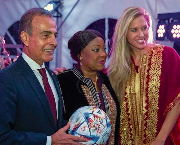 Botschafter Al Kuwari mit Fifa-Generalsekretärin Fatma Samoura (Mitte).