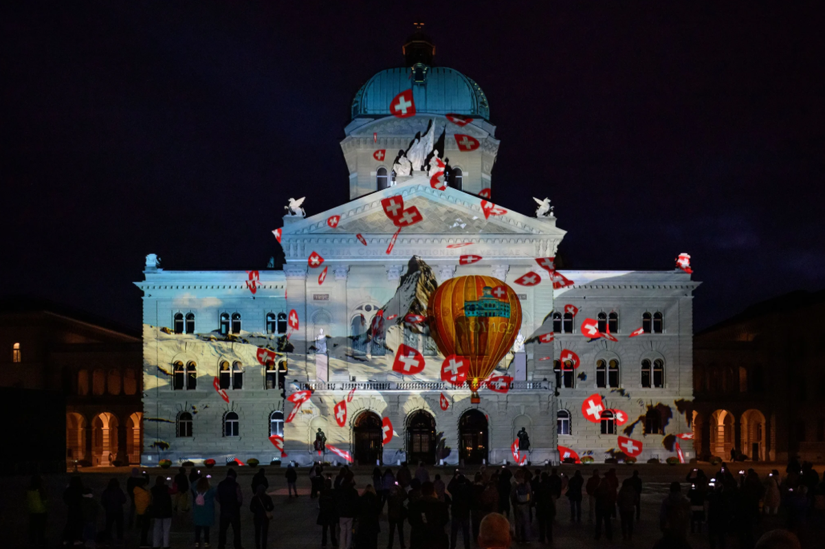 Die Lichtershow auf dem Bundesplatz führt mit dem Heissluftballon um die Welt. Welche Destinationen angeflogen werden dürfen, entscheiden die Parlamentsdienste.