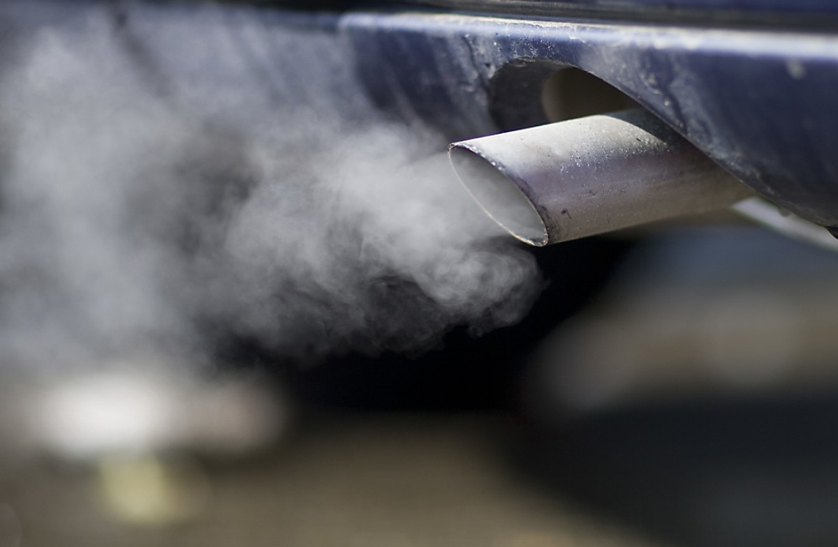 Es brauche eine einheitliche CO2-Abgabe für Treibstoff und Heizöl von 1,70 Franken pro Liter bis 2050, berechneten Forschende. Das Portemonnaie der Fahrerinnen und Fahrer soll dadurch letztlich aber n ...