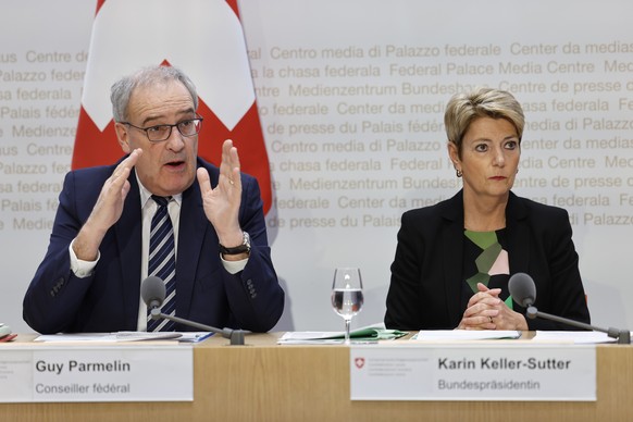epa12007554 Swiss Federal President Karin Keller-Sutter (R) and Federal Councillor Guy Parmelin attend a press conference on the new import tariffs into the US, in Bern, Switzerland, 03 April 2025. US ...