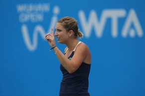 Sie zeigt es an: Es geht mit Timea nach oben.