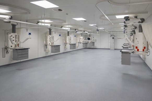 Der Aufwachraum im neuen Anna-Seiler-Haus, dem neuen Hauptgebaeude des Inselspitals Bern, waehrend der offiziellen Eroeffnungsfeier, am Donnerstag, 17. August 2023 in Bern. Das neue Hauptgebaeude des  ...