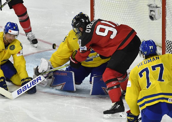 Canada&#039;s Ryan O&#039;Reilly, center, scores his side&#039;s first goal at the Ice Hockey World Championships final match between Canada and Sweden in the LANXESS arena in Cologne, Germany, Sunday ...