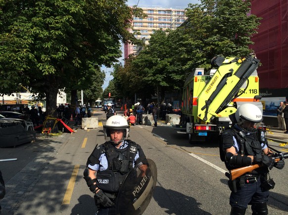 Die Feuerwehr eilt der Polizei bei der «Entkettung» der Strassenblockierer zur Hilfe.&nbsp;