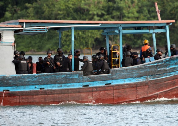 Unterwegs zur Hinrichtung: Indonesische Spezialkräfte werden auf die Insel Nusa Kambangan gebracht.