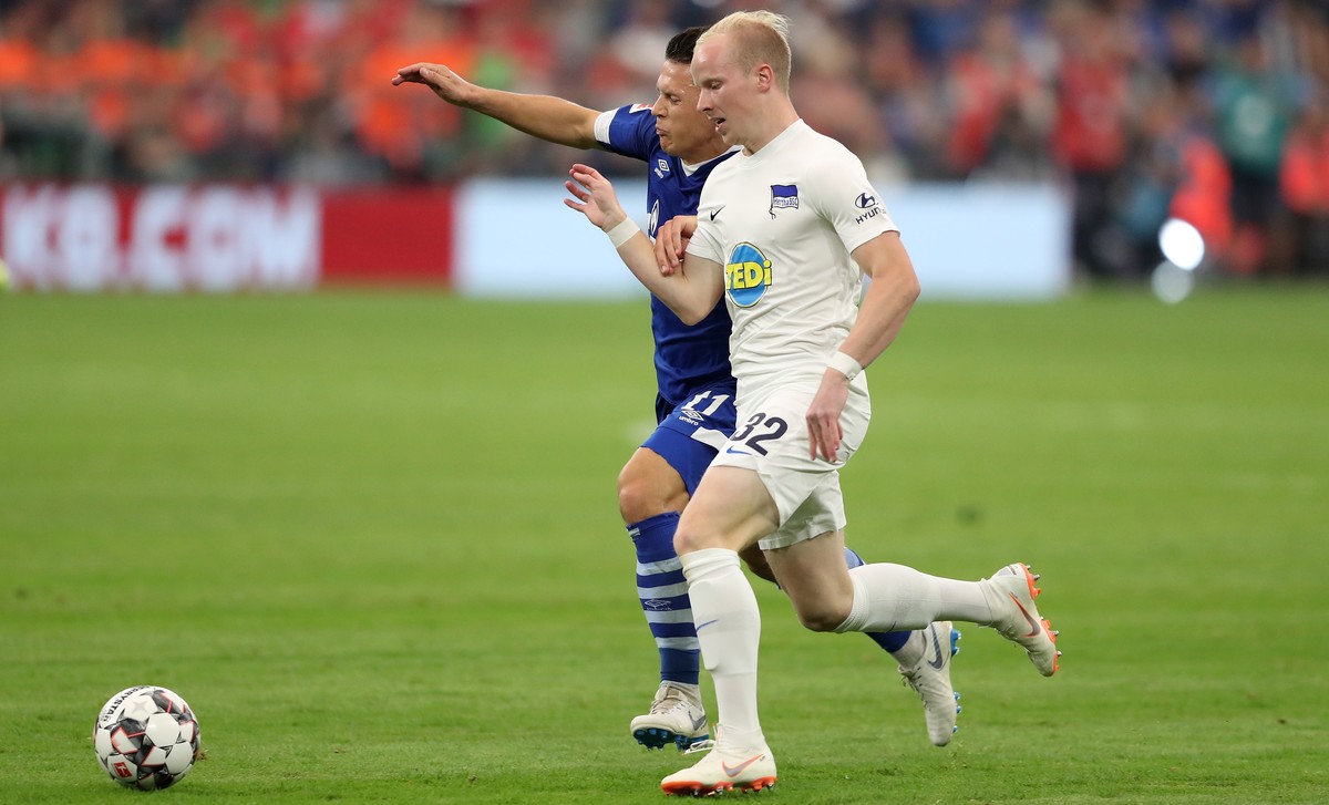epa06993075 SchalkeÕs Yevhen Konoplyanka (L) in action with Berlin's Dennis Jastrzembski (R) during the German Bundesliga soccer match between FC Schalke 04 and Hertha BSC Berlin in Gelsenkirchen ...