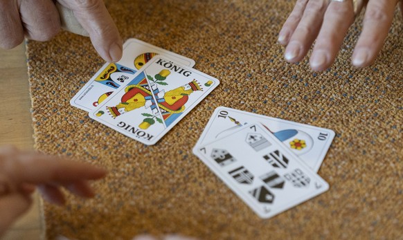 Rund 250 Personen spielen bei einem Turnier Jass, die Gewinne dieses Turniers gehen an einen Solidaritaetsfonds, um das Leben von Hunderten von Fluechtlingen in der Region Zuerich zu verbessern, fotog ...