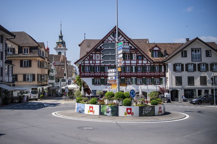 Das Dorfzentrum um den Verkehrskreisel auf dem Dorfplatz in Kuessnacht am Rigi am Donnerstag, 10. Juni 2021. Die Bevoelkerung von Kuessnacht am Rigi stimmt naechsten Sonntag ueber eine Neugestaltung d ...