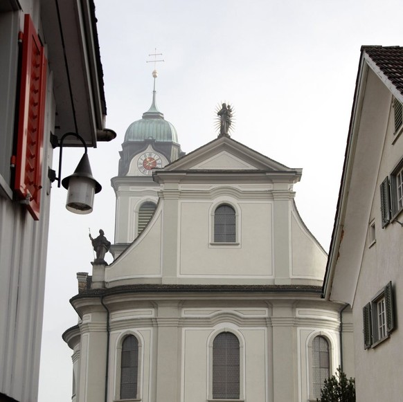 Die St. Hilariuskirche in Naefels (GL), am Mittwoch, 9. Januar 2013. Das Kantonsgericht Glarus hat am Montag, 7. Januar 2013 einen Landwirt aus Schaenis (SG) von einer 655 Jahre alten Verpflichtung be ...