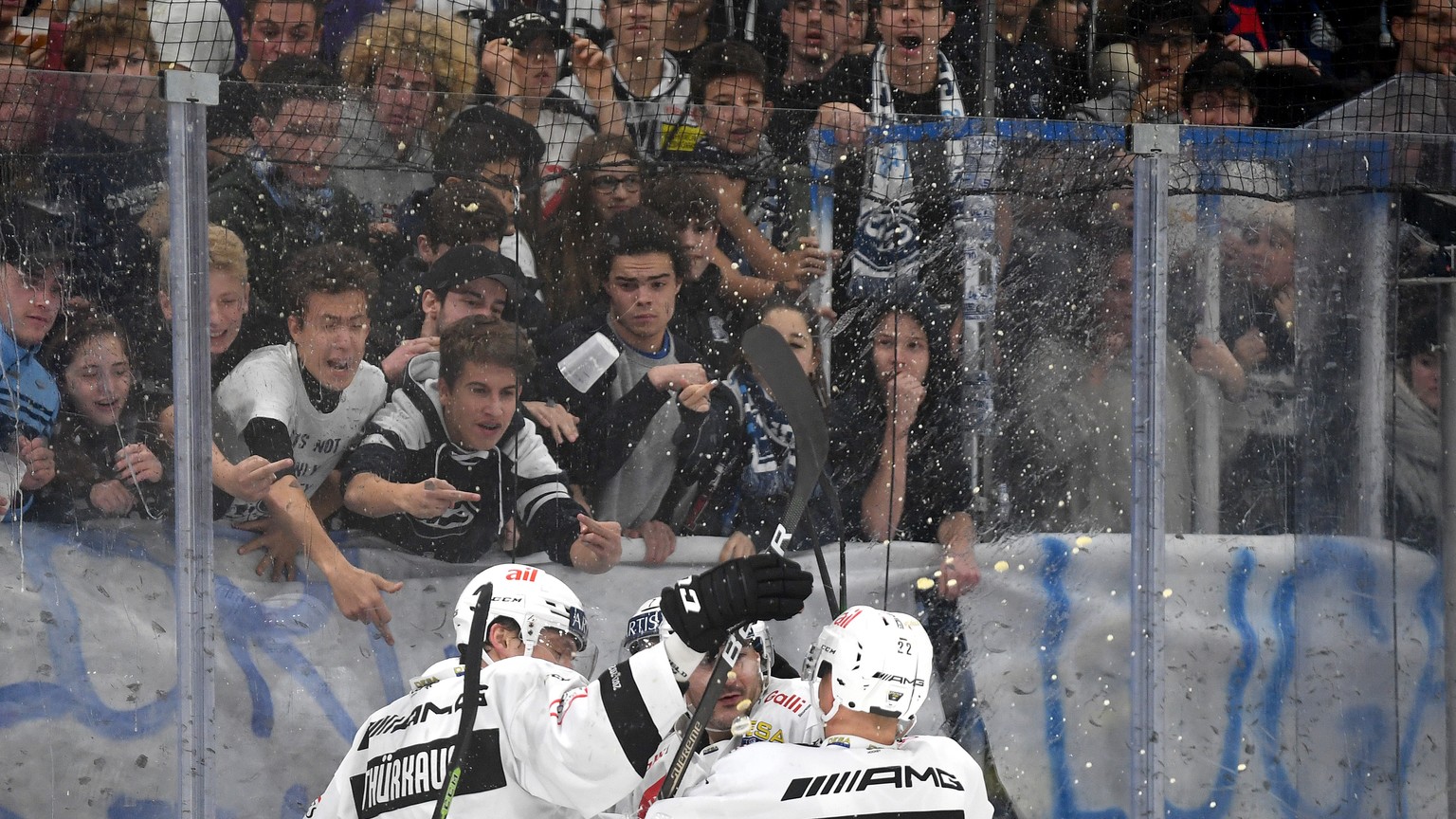 Lugano&#039;s players celebrate the 1-2 goal, during the preliminary round game of National League A (NLA) Swiss Championship 2021/22 between HC Ambri Piotta against HC Lugano at the Gottardo Arena in ...